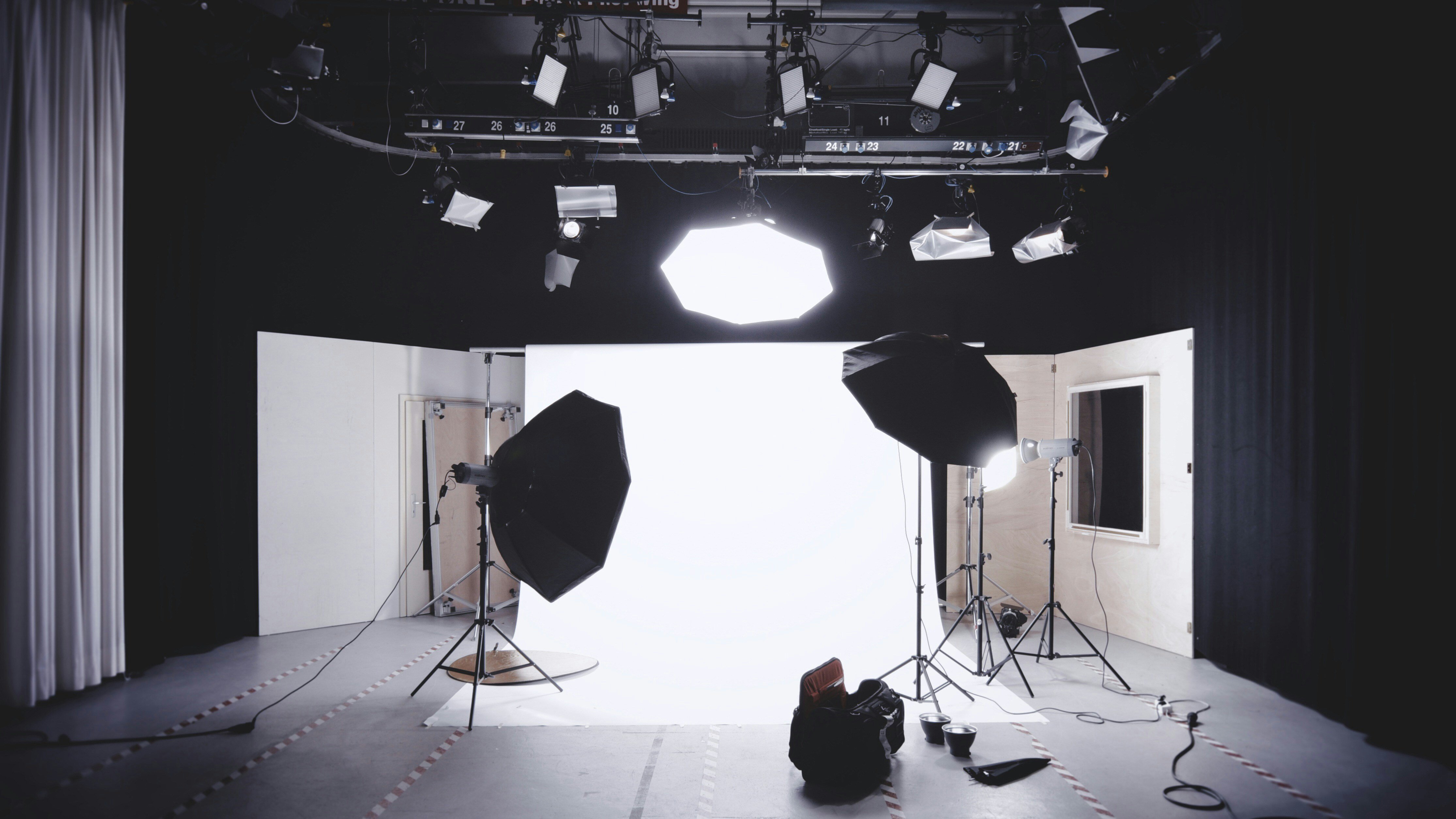 Studio setup with off-camera flash and reflectors photography lighting techniques